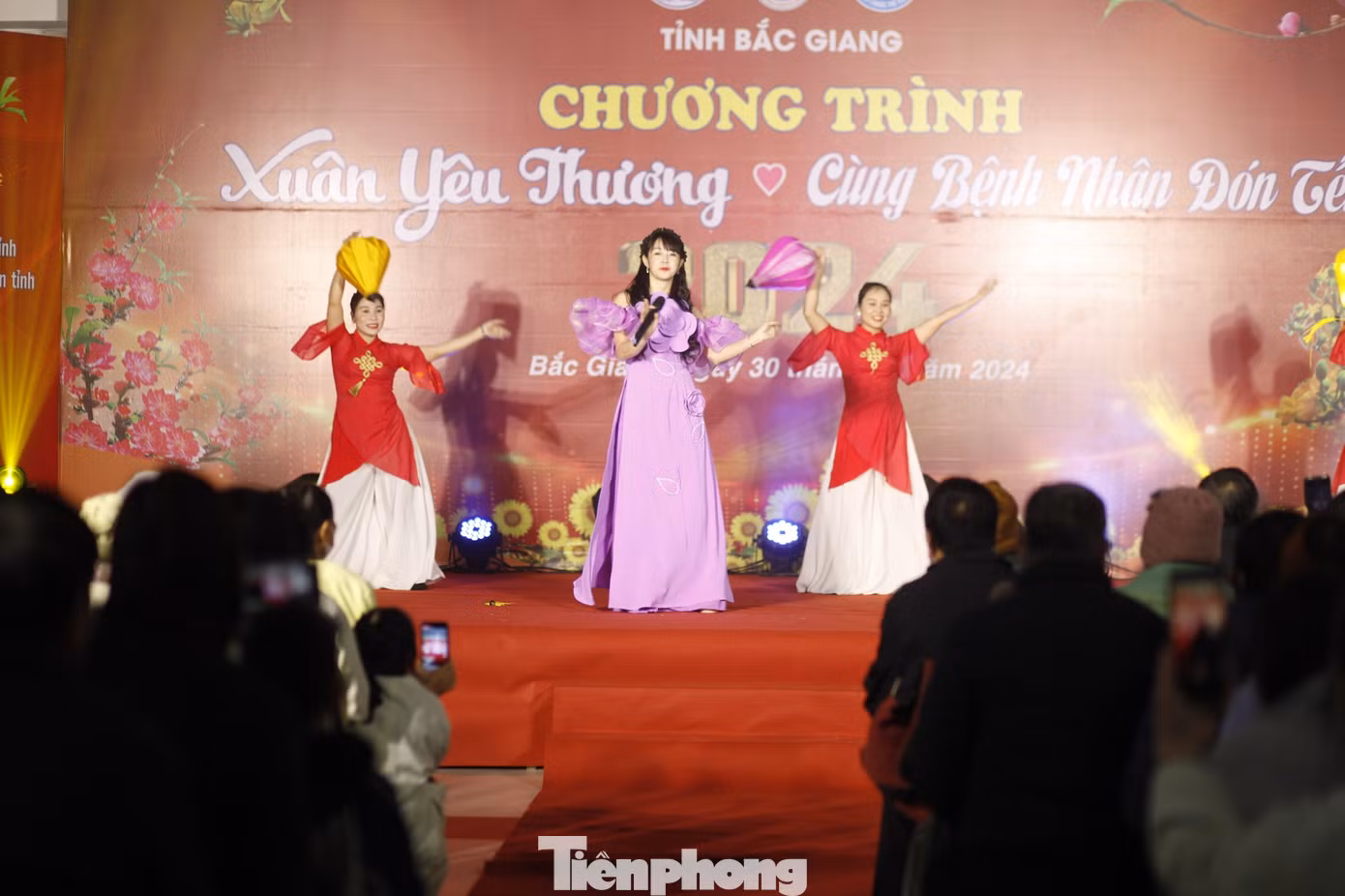 Các tiết mục văn nghệ về chủ đề Tết tại chương trình mang lại không khí vui tươi, ấm áp đến các bệnh nhân. Ảnh: Nguyễn Thắng Các tiết mục văn nghệ về chủ đề Tết tại chương trình mang lại không khí vui tươi, ấm áp đến các bệnh nhân. Ảnh: Nguyễn Thắng
