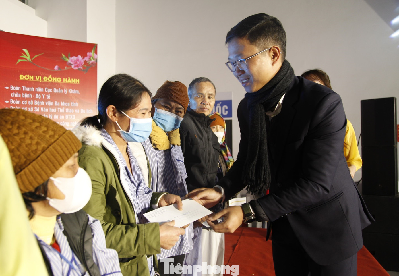 Anh Thân Trung Kiên - Bí thư Tỉnh Đoàn, Chủ tịch Hội LHTN tỉnh Bắc Giang trao quà Tết tặng bệnh nhân. Ảnh: Nguyễn Thắng Anh Thân Trung Kiên - Bí thư Tỉnh Đoàn, Chủ tịch Hội LHTN tỉnh Bắc Giang trao quà Tết tặng bệnh nhân. Ảnh: Nguyễn Thắng