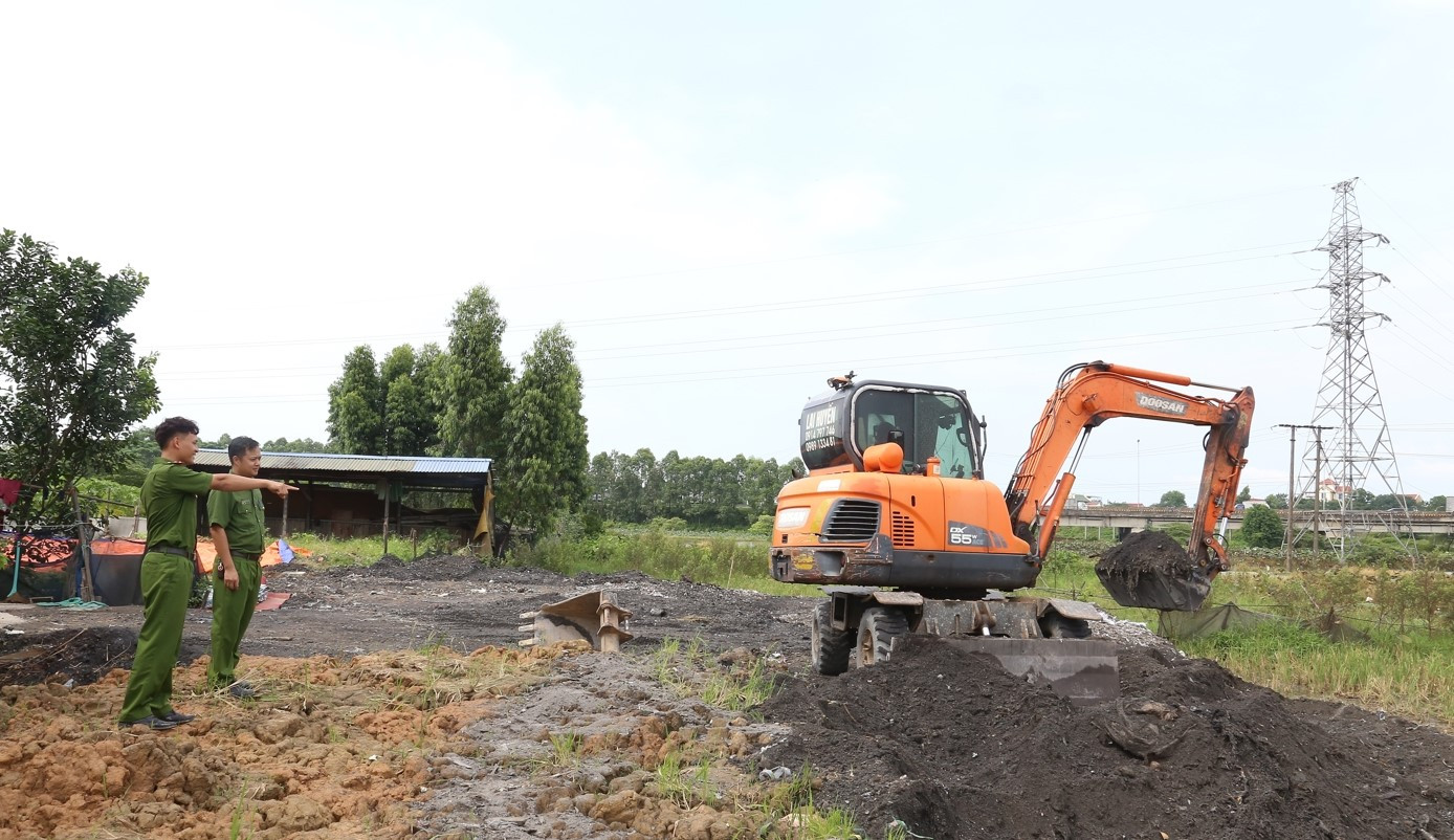 Cơ quan chức năng tỉnh Bắc Ninh xử lý vi phạm về môi trường ở làng nghề tại phường Phong Khê, thành phố Bắc Ninh.