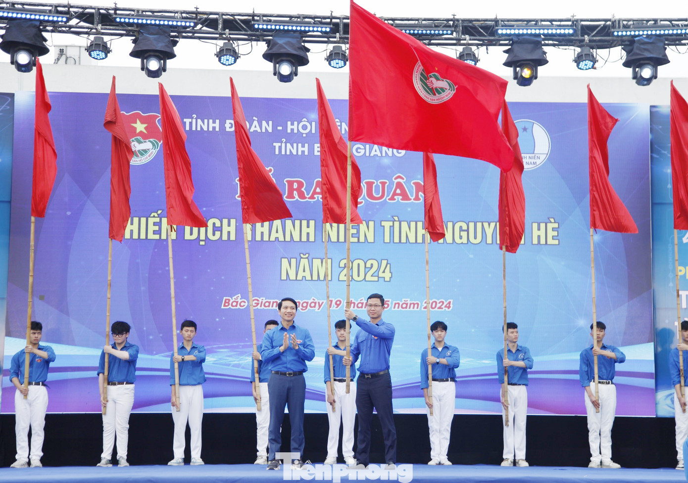 Bí thư Thường trực Trung ương Đoàn Nguyễn Ngọc Lương trao cờ ra quân Chiến dịch Thanh niên tình nguyện Hè cho Bí thư Tỉnh Đoàn Bắc Giang Thân Trung Kiên. Ảnh: Nguyễn Thắng Bí thư Thường trực Trung ương Đoàn Nguyễn Ngọc Lương trao cờ ra quân Chiến dịch Thanh niên tình nguyện Hè cho Bí thư Tỉnh Đoàn Bắc Giang Thân Trung Kiên. Ảnh: Nguyễn Thắng