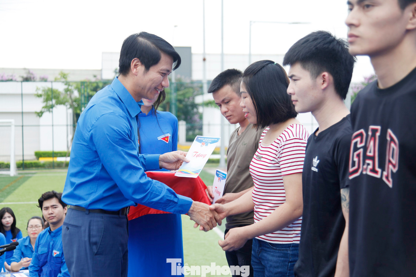 Bí thư Thường trực Trung ương Đoàn Nguyễn Ngọc Lương tặng quà thanh niên công nhân khó khăn. Ảnh: Nguyễn Thắng Bí thư Thường trực Trung ương Đoàn Nguyễn Ngọc Lương tặng quà thanh niên công nhân khó khăn. Ảnh: Nguyễn Thắng