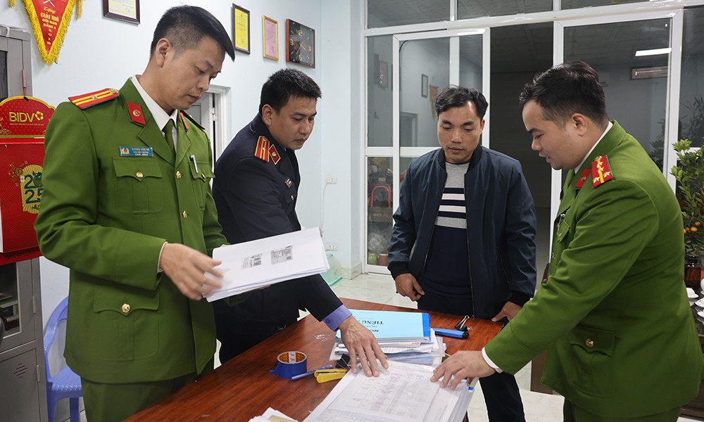 Cơ quan Công an khám xét nơi ở của Tới.