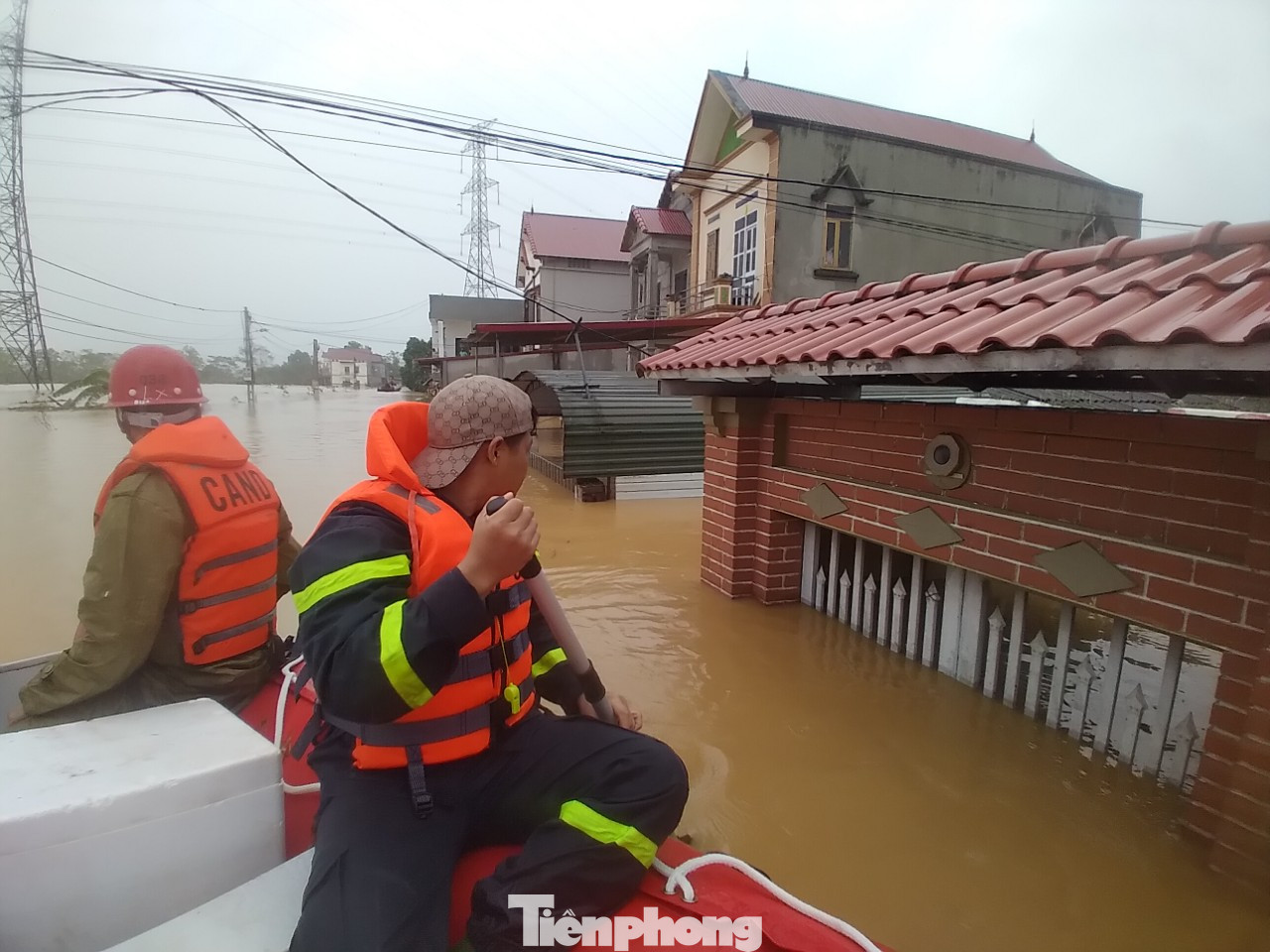 Sáng sớm 11/9, trời đổ mưa to, phóng viên báo Tiền Phong tiếp tục theo xuồng cứu hộ của lực lượng công an và quân đội đến thôn Đa Hội. Cả thôn chìm trong biển nước. Ảnh: Nguyễn Thắng