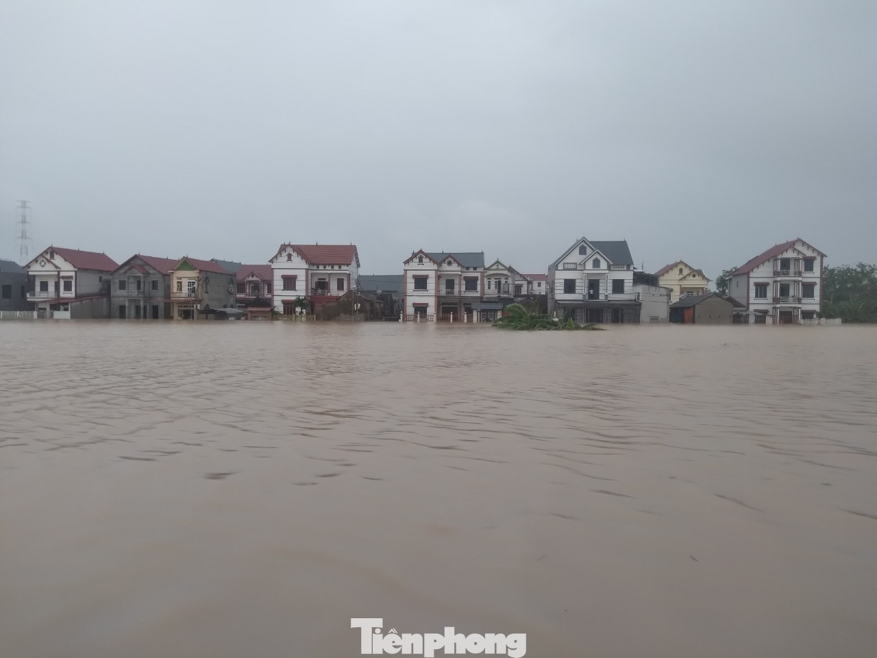 Tối 10/9, nước sông Cầu dâng cao tràn qua đê bối (đê phụ) thuộc địa phận thôn Đa Hội, xã Hợp Thịnh khiến thôn chìm trong biển nước. Thôn có khoảng 500 hộ dân, với gần 2.000 người. Ảnh: Nguyễn Thắng