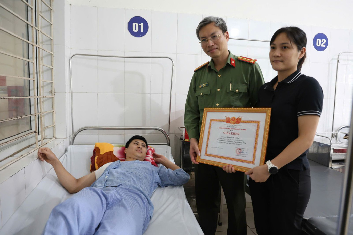 Đại tá Nguyễn Quốc Toản - Giám đốc Công an tỉnh Bắc Giang thăm, biểu dương và trao tặng giấy khen cho Thượng úy Đinh Văn Cường.