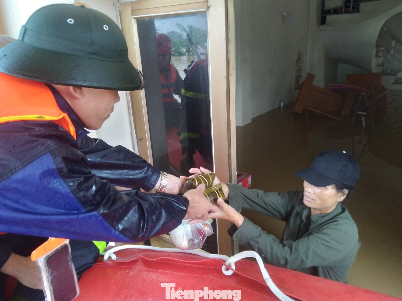 Lực lượng cứu hộ phát thức ăn sáng cho người dân. Ảnh: Nguyễn Thắng