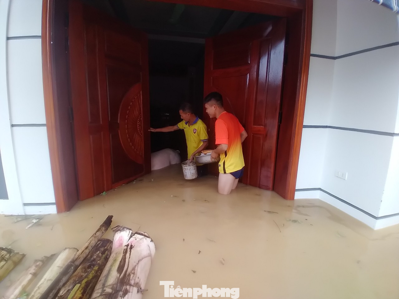 Người dân đưa lợn lên nhà để tránh nước lũ. Ảnh: Nguyễn Thắng