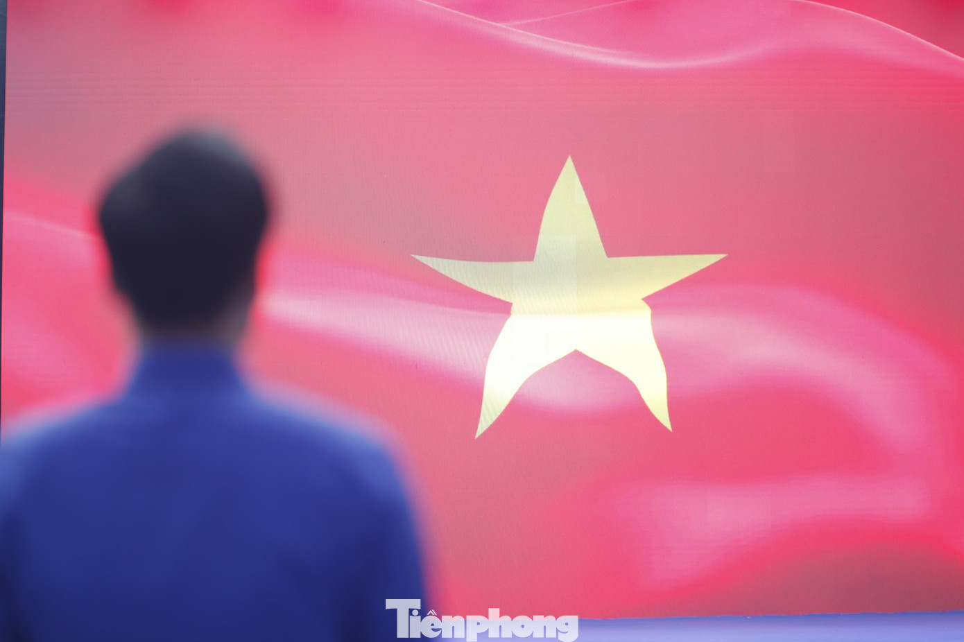 Các đại biểu chào cờ tại chương trình. Ảnh: Nguyễn Thắng