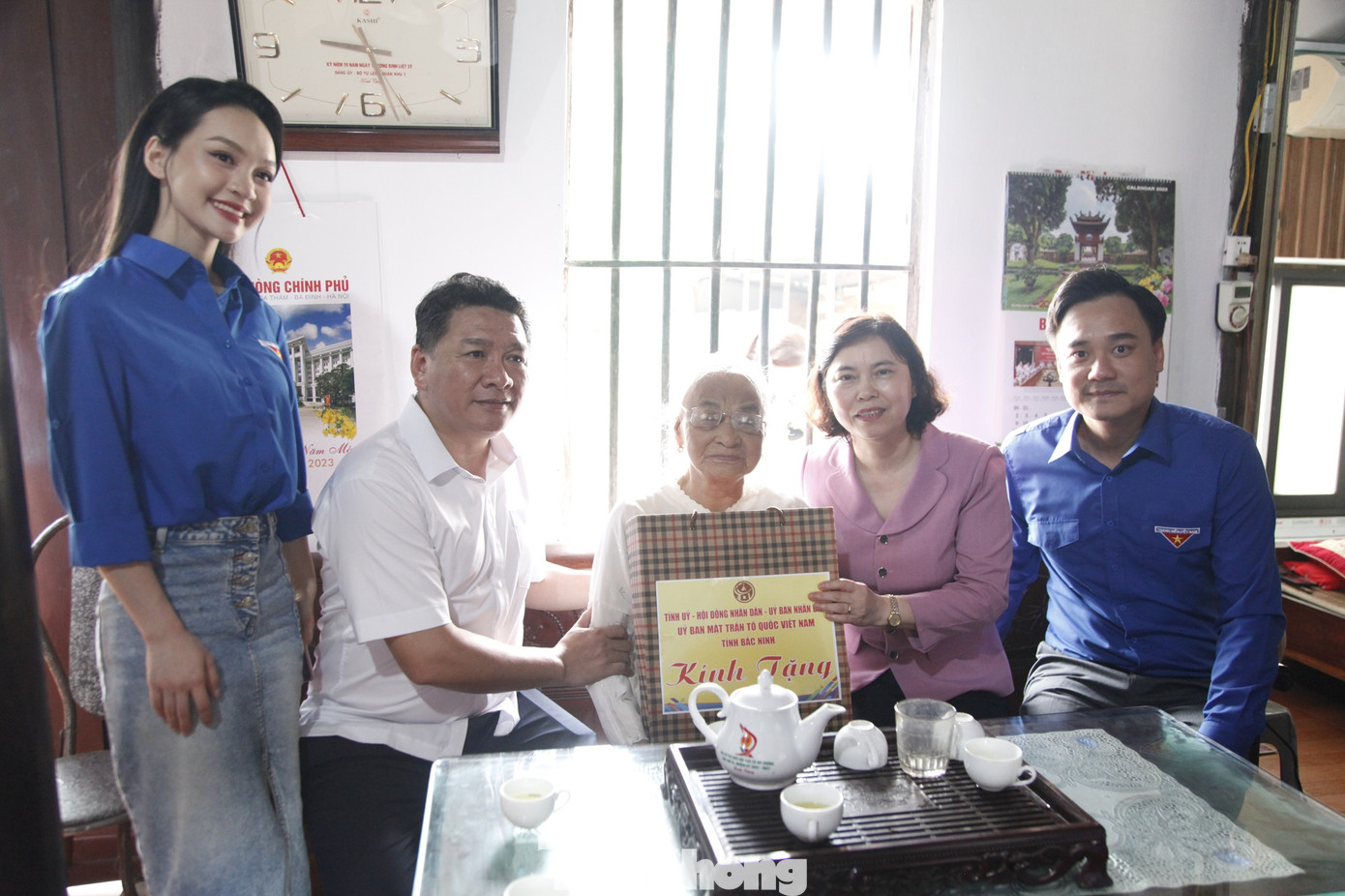 Lãnh đạo HĐND và Tỉnh Đoàn Bắc Ninh tặng quà Mẹ Việt Nam anh hùng. Ảnh: Nguyễn Thắng