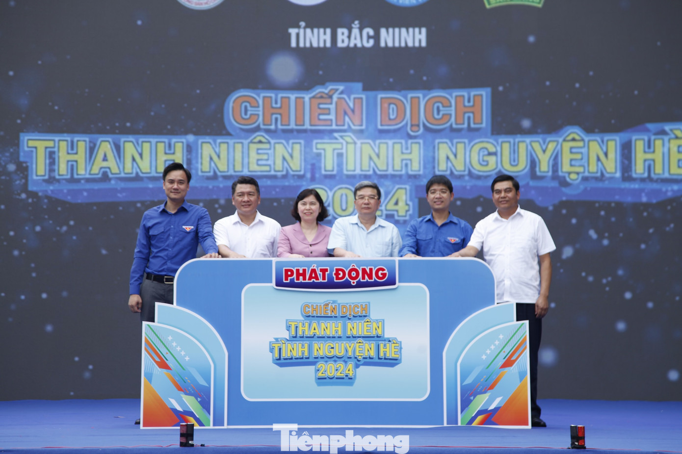 Lãnh đạo HĐND, Ban Dân vận Tỉnh ủy và Tỉnh Đoàn Bắc Ninh ấn nút phát động chiến dịch. Ảnh: Nguyễn Thắng