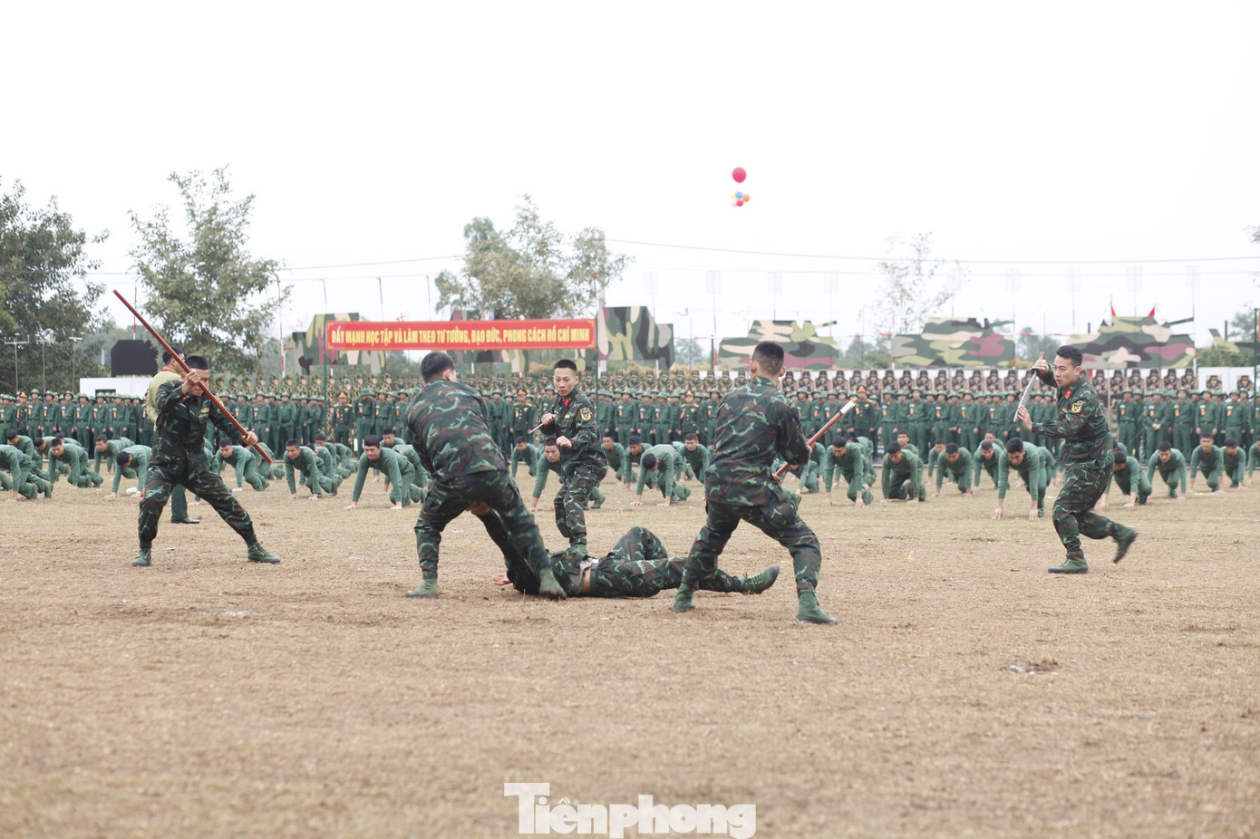Màn biểu diễn võ thuật của chiến sỹ Trung đoàn BB 101 khiến nhiều người chú ý. Ảnh: Nguyễn Thắng