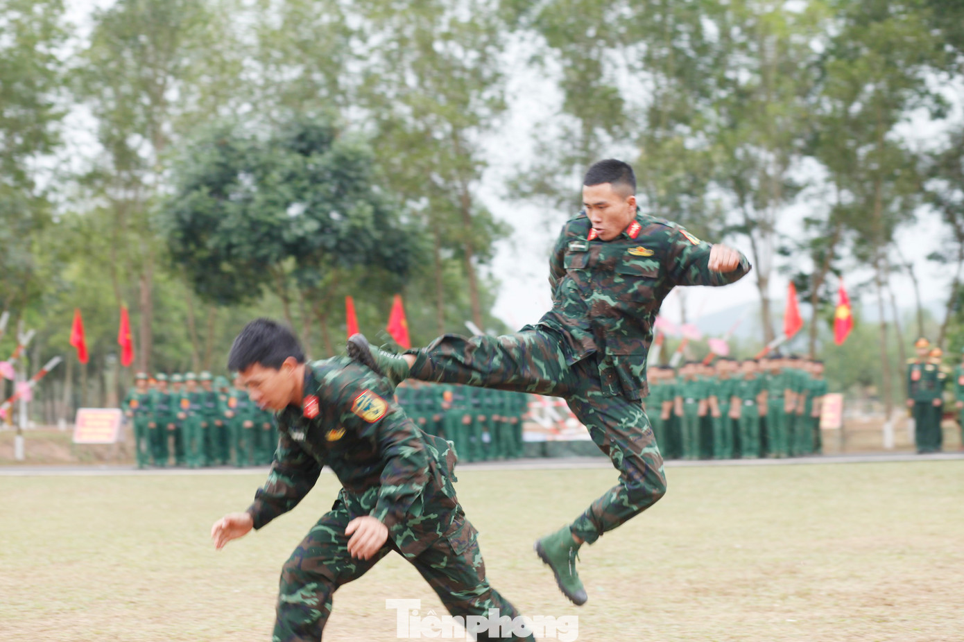 Tuổi trẻ Trung đoàn BB 101 huấn luyện giỏi, sẵn sàng chiến đấu cao, xung kích lập công, tô hồng truyền thống. Ảnh: Nguyễn Thắng