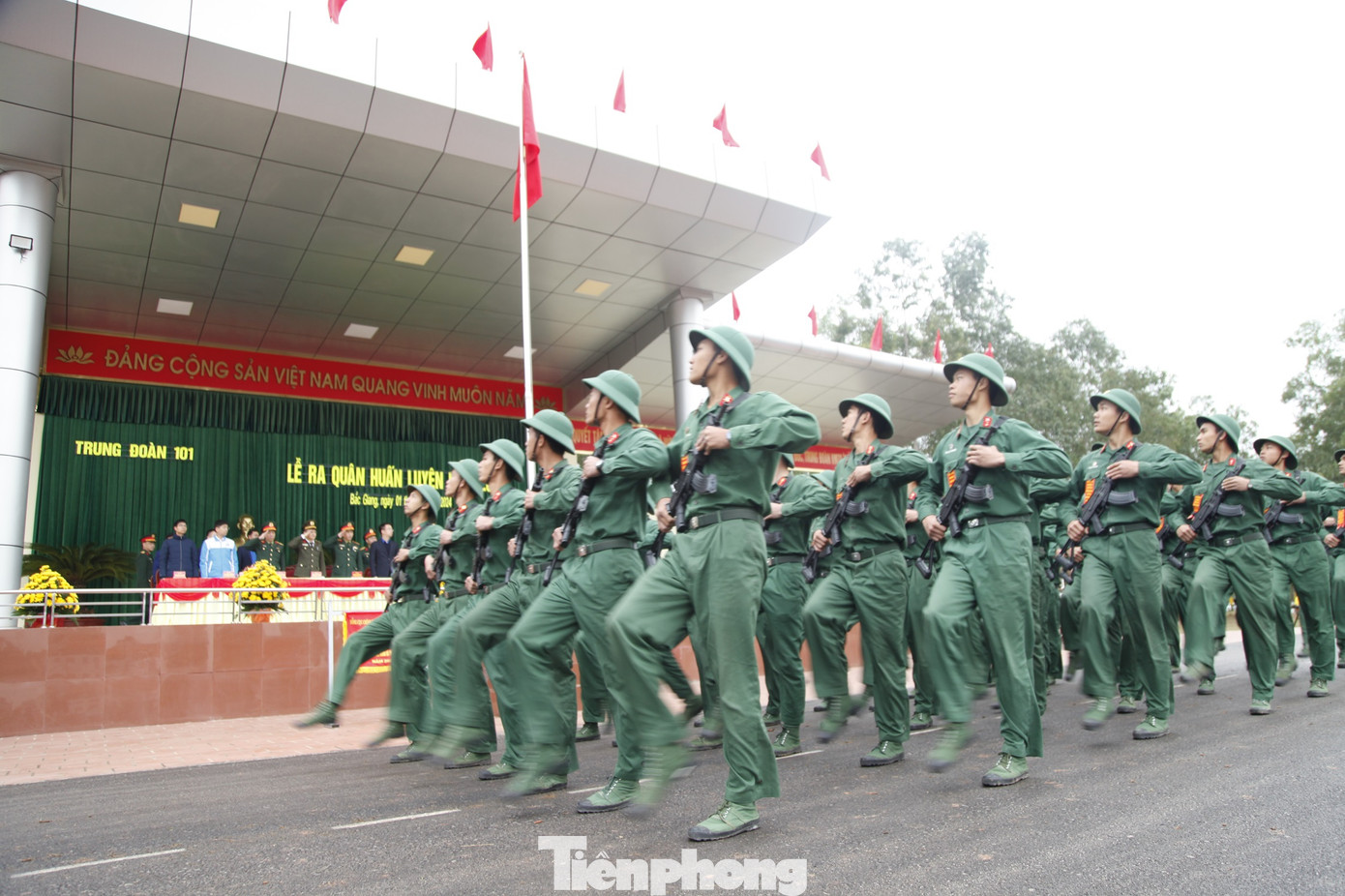 Lãnh đạo Quân đoàn 12 và Trung đoàn BB 101 duyệt đội hình. Ảnh: Nguyễn Thắng