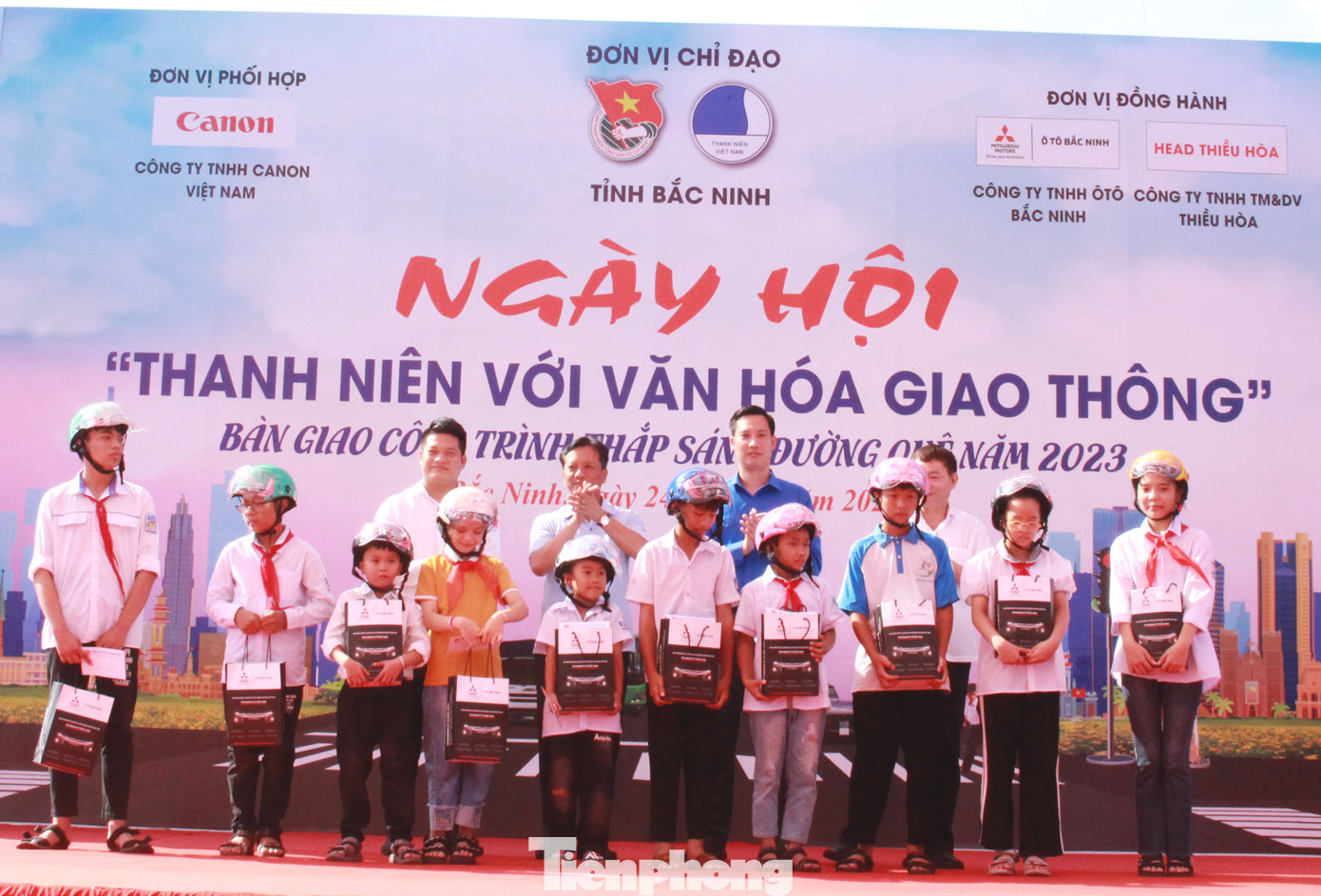 Tỉnh Đoàn Bắc Ninh trao quà tặng các em học sinh khó khăn tại chương trình. Tỉnh Đoàn Bắc Ninh trao quà tặng các em học sinh khó khăn tại chương trình.