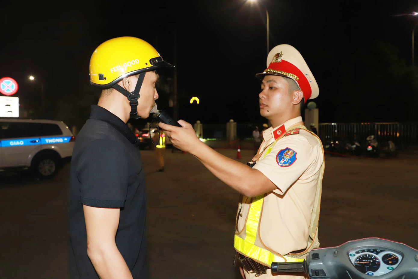 Lực lượng công an kiểm tra nồng độ cồn ở thành phố Bắc Giang. Lực lượng công an kiểm tra nồng độ cồn ở thành phố Bắc Giang.