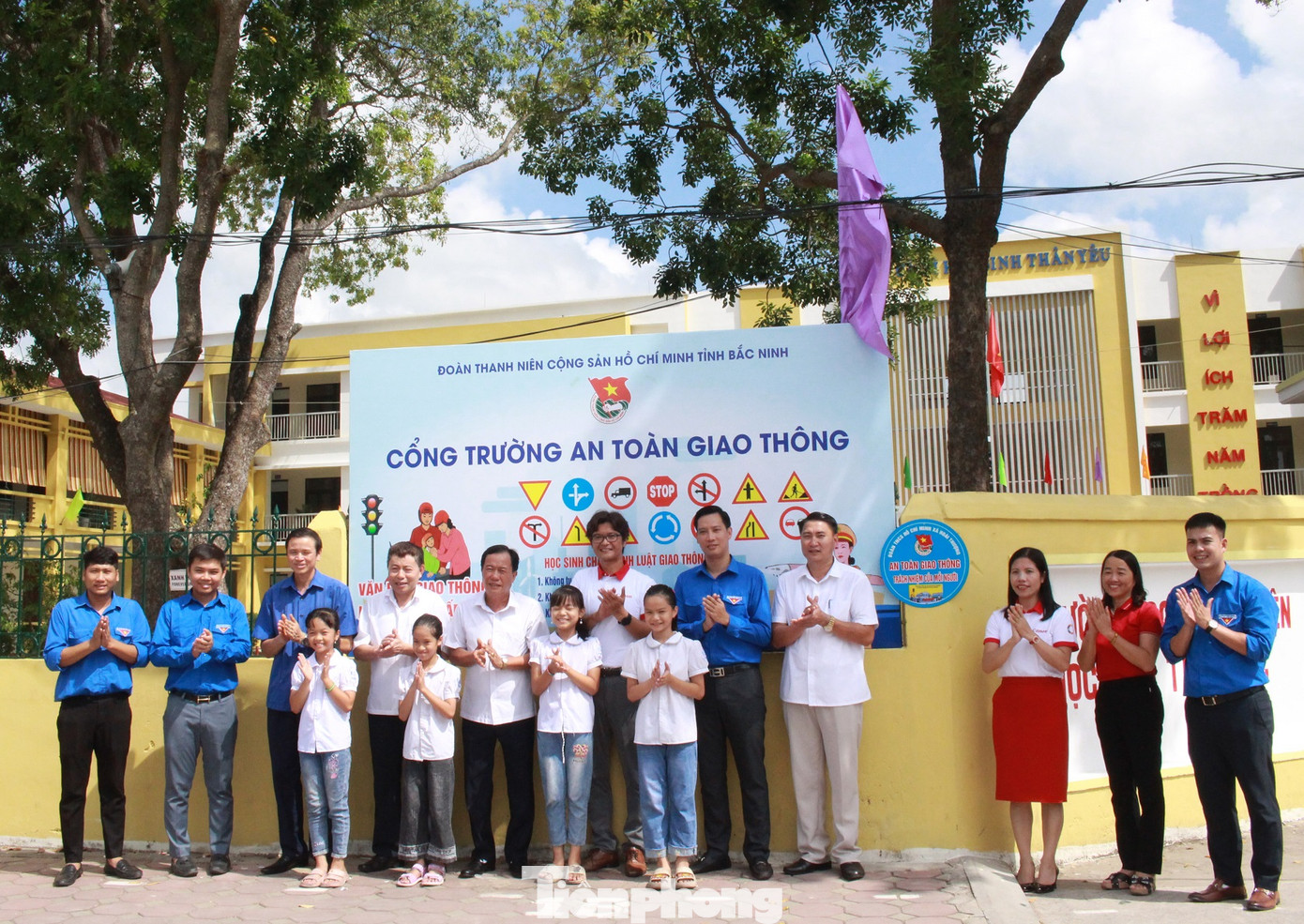 Mô hình "Cổng trường an toàn giao thông" do Tỉnh Đoàn Bắc Ninh triển khai. Mô hình "Cổng trường an toàn giao thông" do Tỉnh Đoàn Bắc Ninh triển khai.