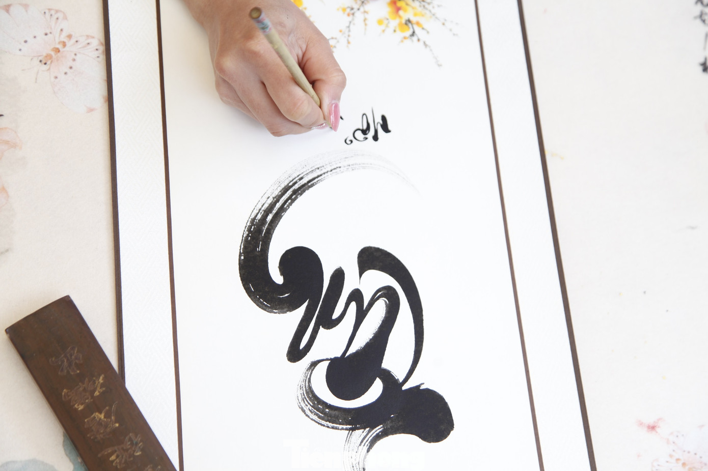 Theo cô đồ Dung, năm nay, nhiều người thích chữ bình an, chữ trí và chữ đăng khoa. Ảnh: Nguyễn Thắng