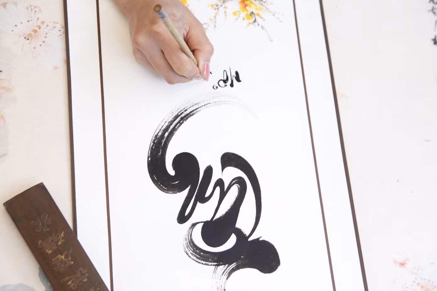 Theo cô đồ Dung, năm nay, nhiều người thích chữ bình an, chữ trí và chữ đăng khoa. Ảnh: Nguyễn Thắng Theo cô đồ Dung, năm nay, nhiều người thích chữ bình an, chữ trí và chữ đăng khoa. Ảnh: Nguyễn Thắng