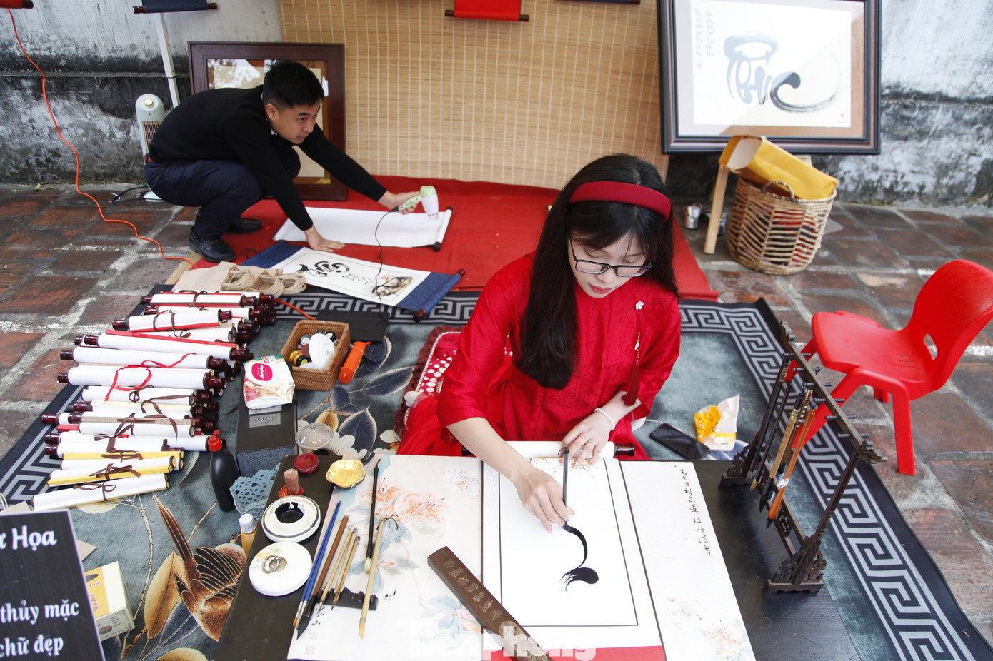 Cô đồ dung học viết thư pháp từ năm 2017. Đến nay, cô đồ Dung có 3 năm viết thư pháp ở chùa Bổ Đà vào những ngày đầu năm mới. Ảnh: Nguyễn Thắng