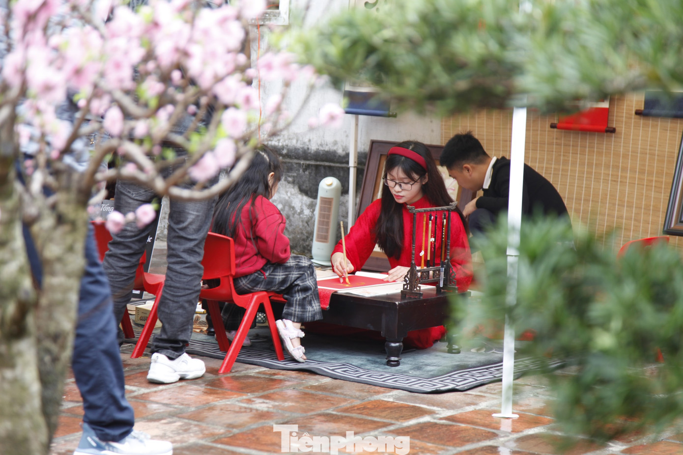 Mỗi ngày, có khoảng 30 người nhờ cô đồ Dung viết thư pháp. Ảnh: Nguyễn Thắng