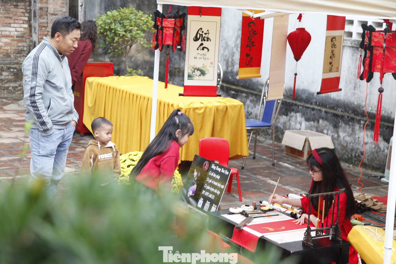 Chùa Bổ Đà nằm trên dãy Bổ Đà sơn là danh lam cổ tự nổi tiếng của vùng Kinh Bắc xưa. Nhiều năm nay, vào những ngày đầu năm mới, chùa Bổ Đà xuất hiện cô đồ xinh đẹp viết thư pháp. Ảnh: Nguyễn Thắng