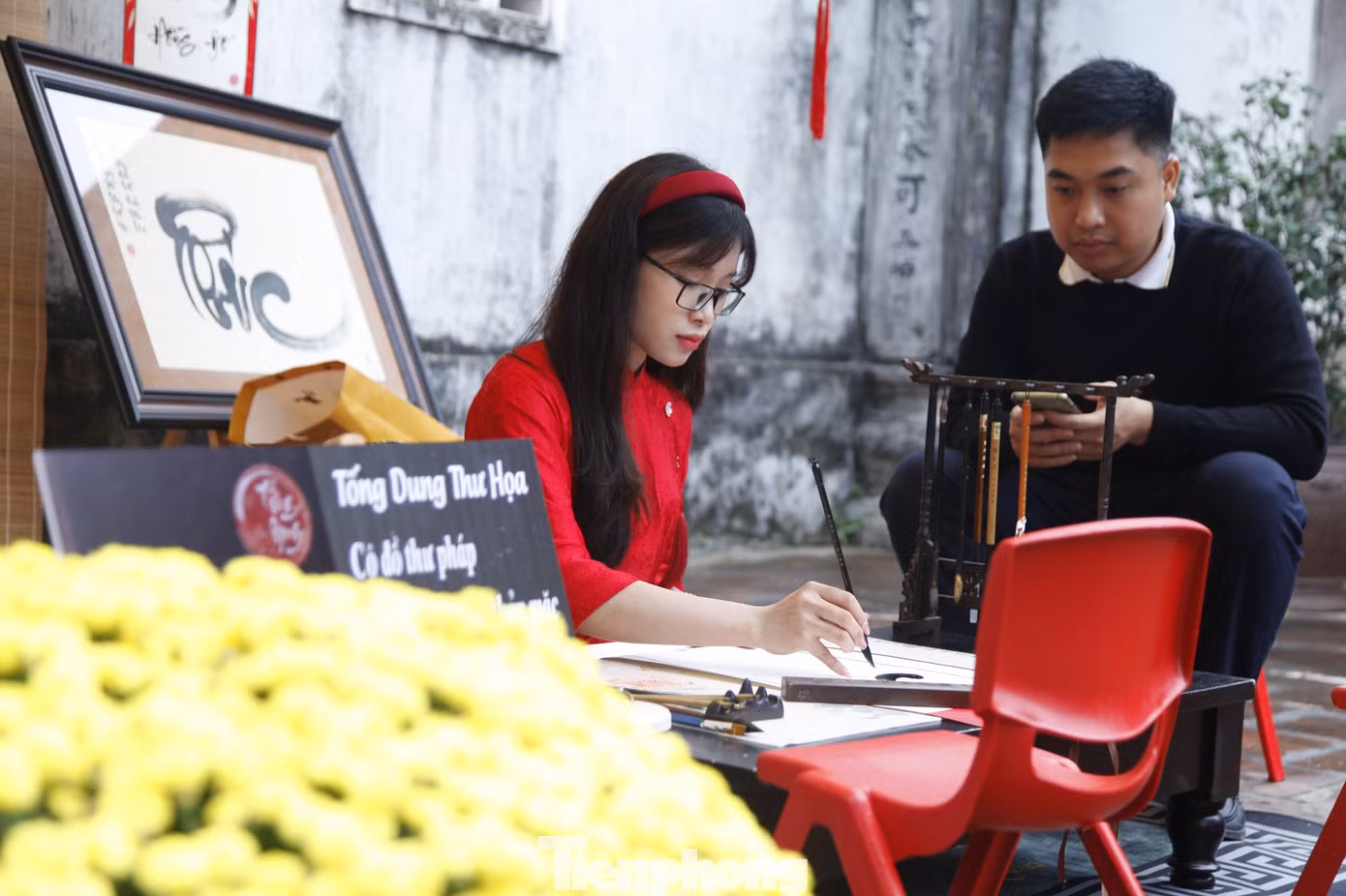 Cô đồ viết thư pháp thu hút sự chú ý với nhiều du khách thập phương đến chùa Bổ Đà. Cô đồ viết thư pháp thu hút sự chú ý với nhiều du khách thập phương đến chùa Bổ Đà.