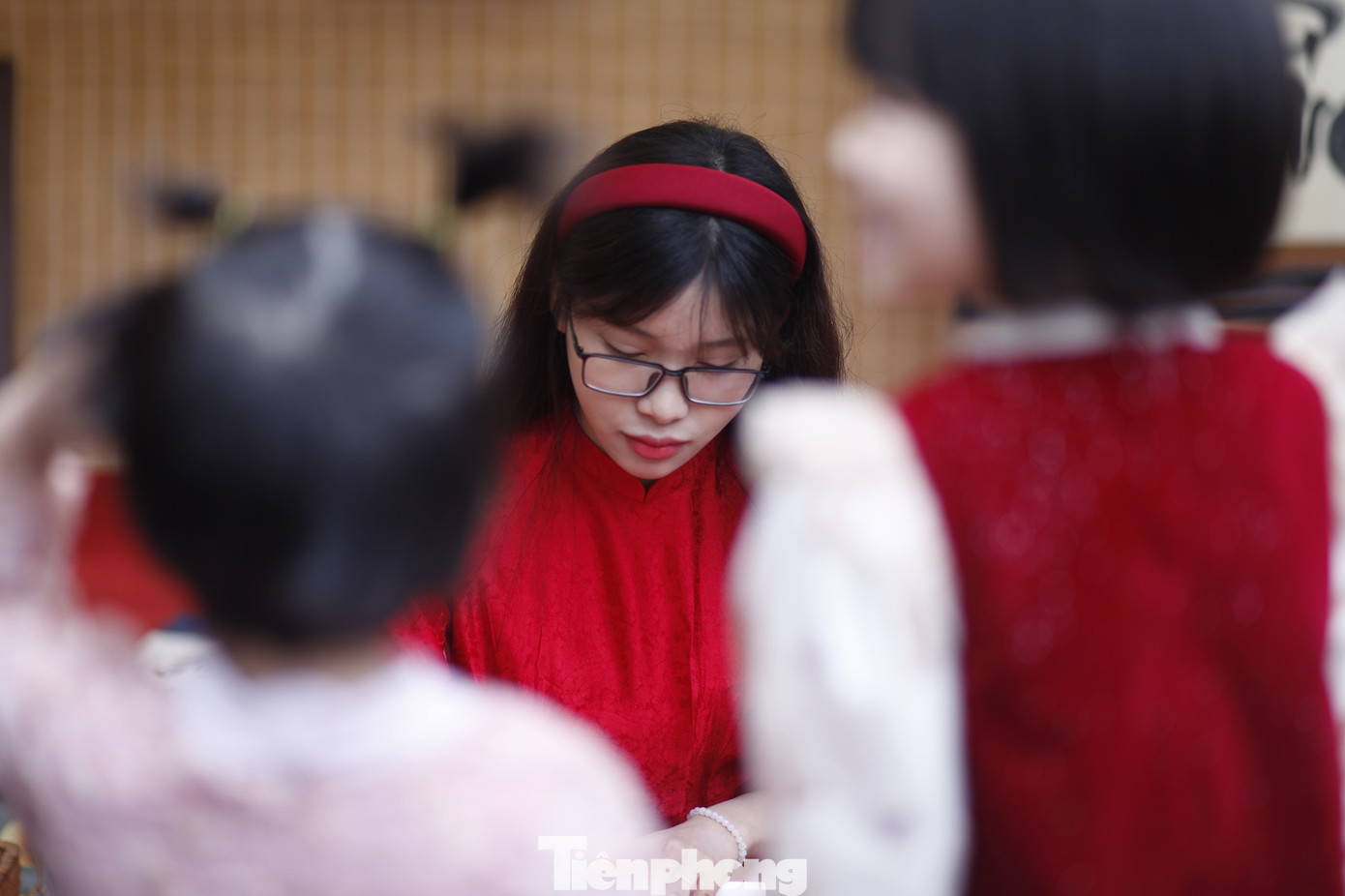 Nhiều em học sinh thích thú xem cô đồ Dung viết thư pháp. Ảnh: Nguyễn Thắng