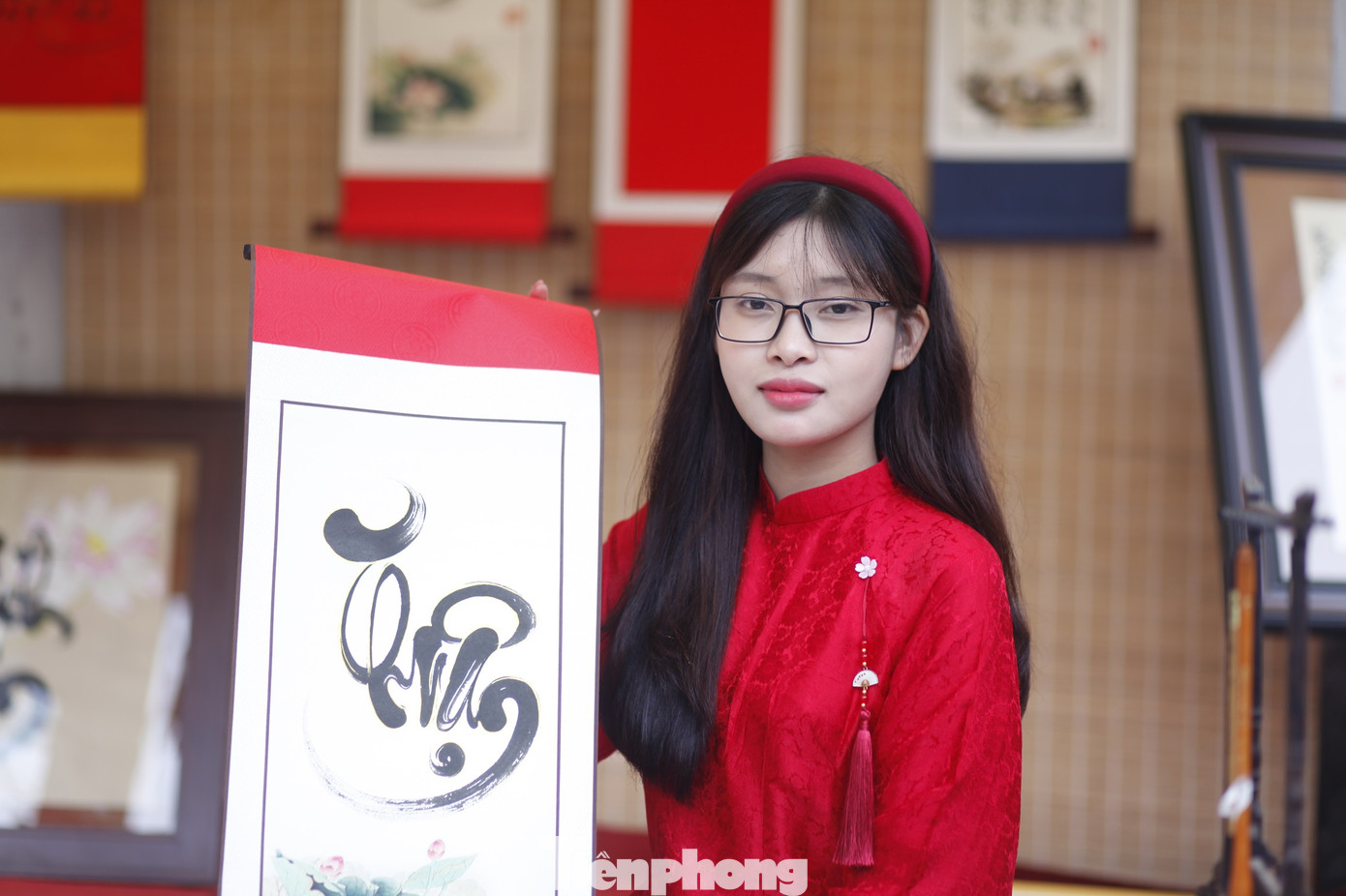 Cô đồ viết thư pháp tại chùa Bổ Đà là Tống Thị Dung (SN 1997, quê ở xã Trung Sơn, thị xã Việt Yên, Bắc Giang). Hiện cô đồ Dung đang làm giáo viên ở Trường Tiểu học Lê Lợi, thành phố Bắc Giang. Ảnh: Nguyễn Thắng