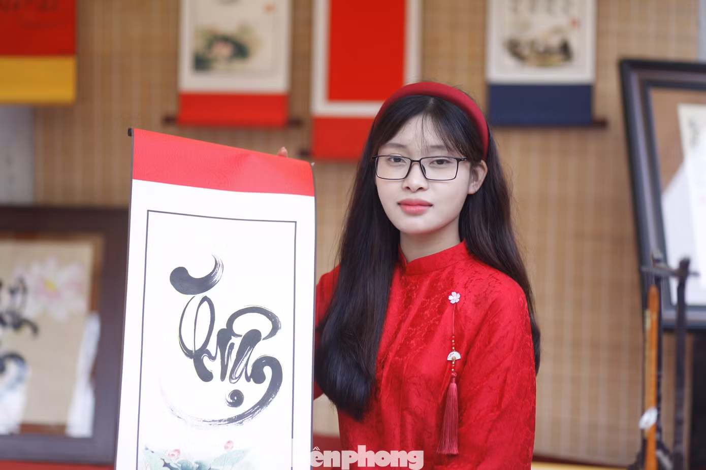 Cô đồ viết thư pháp tại chùa Bổ Đà là Tống Thị Dung (SN 1997, quê ở xã Trung Sơn, thị xã Việt Yên, Bắc Giang). Hiện cô đồ Dung đang làm giáo viên ở Trường Tiểu học Lê Lợi, thành phố Bắc Giang. Ảnh: Nguyễn Thắng Cô đồ viết thư pháp tại chùa Bổ Đà là Tống Thị Dung (SN 1997, quê ở xã Trung Sơn, thị xã Việt Yên, Bắc Giang). Hiện cô đồ Dung đang làm giáo viên ở Trường Tiểu học Lê Lợi, thành phố Bắc Giang. Ảnh: Nguyễn Thắng
