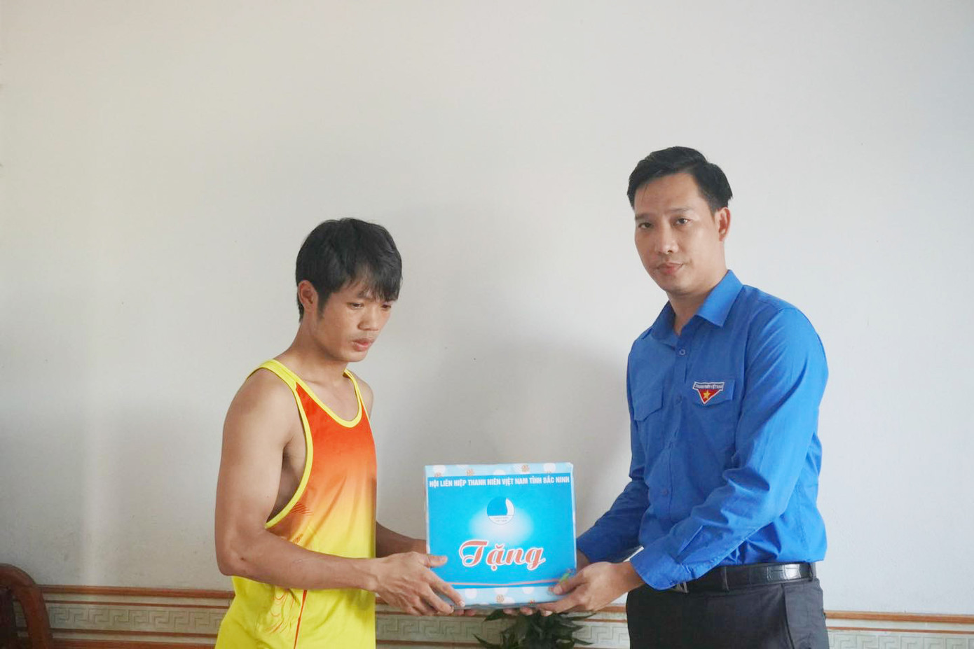 Anh Nguyễn Bảo Đại - Phó Bí thư Tỉnh Đoàn Bắc Ninh khen thưởng anh Nguyễn Đăng Văn. Anh Nguyễn Bảo Đại - Phó Bí thư Tỉnh Đoàn Bắc Ninh khen thưởng anh Nguyễn Đăng Văn.