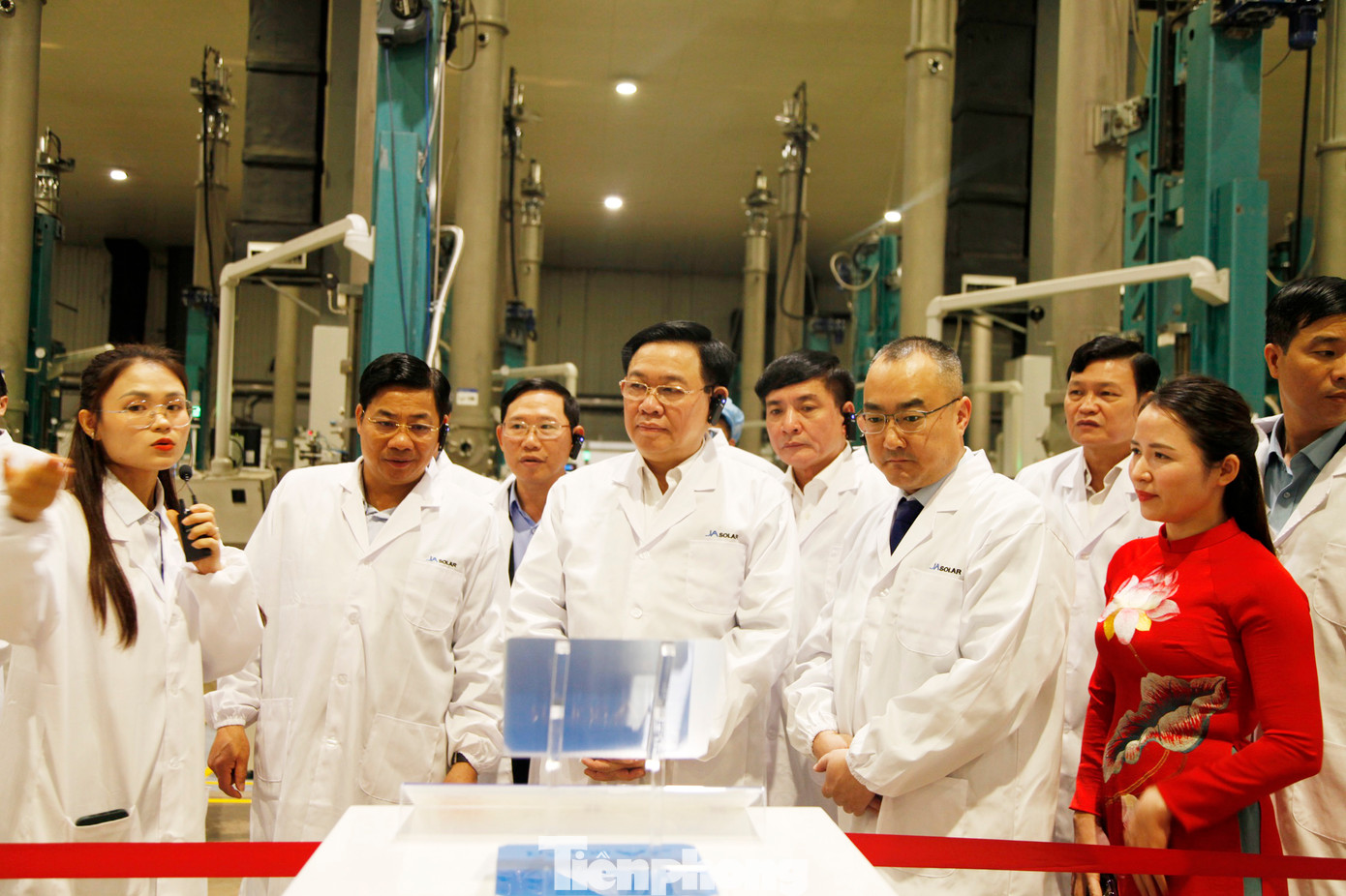 Chủ tịch Quốc hội Vương Đình Huệ thăm nhà máy của Công ty TNHH JA Solar Việt Nam. Ảnh: Nguyễn Thắng. Chủ tịch Quốc hội Vương Đình Huệ thăm nhà máy của Công ty TNHH JA Solar Việt Nam. Ảnh: Nguyễn Thắng.
