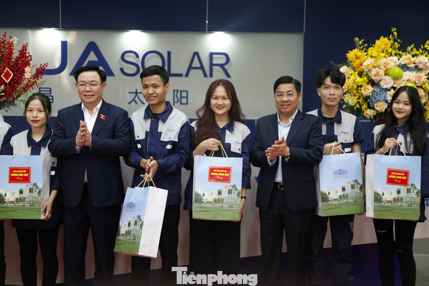 Chủ tịch Quốc hội Vương Đình Huệ tặng quà công nhân Công ty TNHH JA Solar Việt Nam. Ảnh: Nguyễn Thắng. Chủ tịch Quốc hội Vương Đình Huệ tặng quà công nhân Công ty TNHH JA Solar Việt Nam. Ảnh: Nguyễn Thắng.