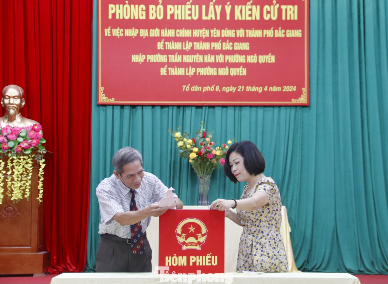 Cử tri tỉnh Bắc Giang bỏ phiếu về việc sắp xếp đơn vị hành chính cấp huyện, xã. Cử tri tỉnh Bắc Giang bỏ phiếu về việc sắp xếp đơn vị hành chính cấp huyện, xã.