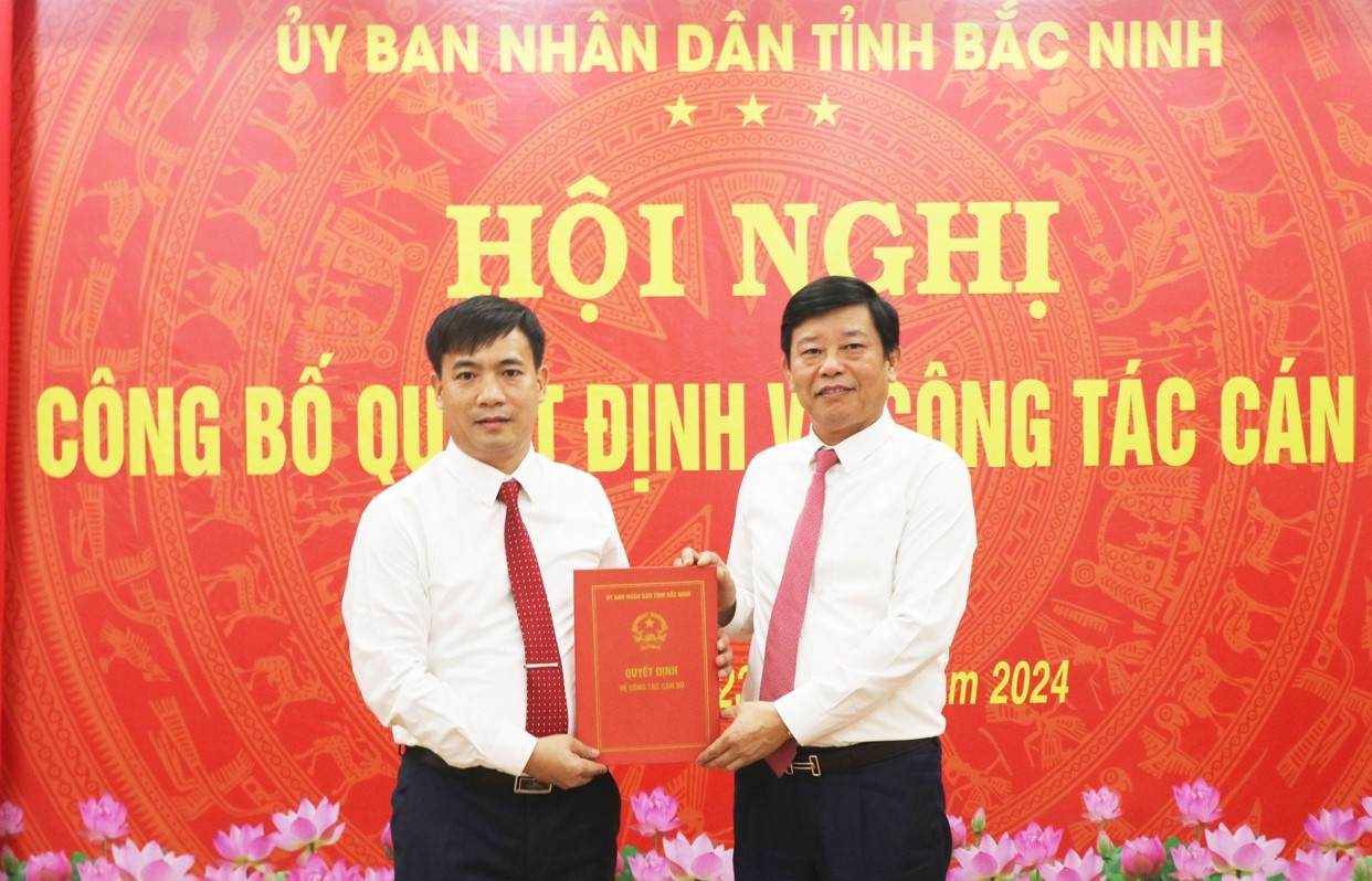 Phó Chủ tịch UBND tỉnh Bắc Ninh Ngô Tân Phượng trao quyết định bổ nhiệm cho ông Nguyễn Văn Thọ (trái). Phó Chủ tịch UBND tỉnh Bắc Ninh Ngô Tân Phượng trao quyết định bổ nhiệm cho ông Nguyễn Văn Thọ (trái).