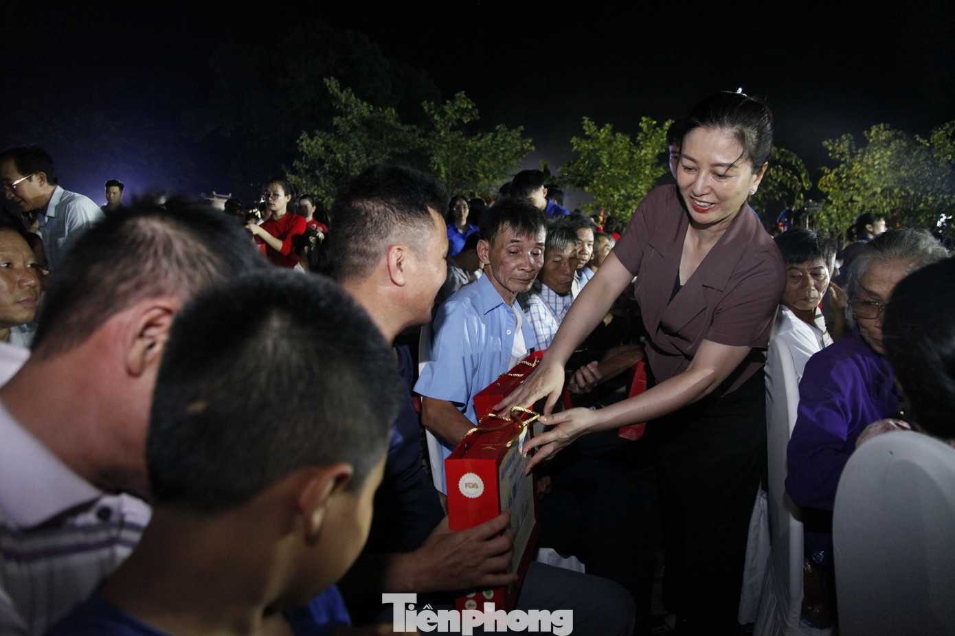 Lãnh đạo Tỉnh ủy Bắc Giang tặng quà gia đình liệt sỹ. Ảnh: Nguyễn Thắng