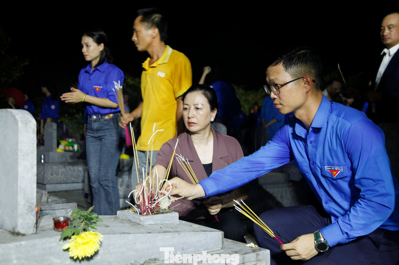 Bà Lê Thị Thu Hồng - Phó Bí thư Thường trực Tỉnh ủy Bắc Giang và anh Thân Trung Kiên - Bí thư Tỉnh Đoàn Bắc Giang thắp nến tri ân anh hùng liệt sỹ. Ảnh: Nguyễn Thắng