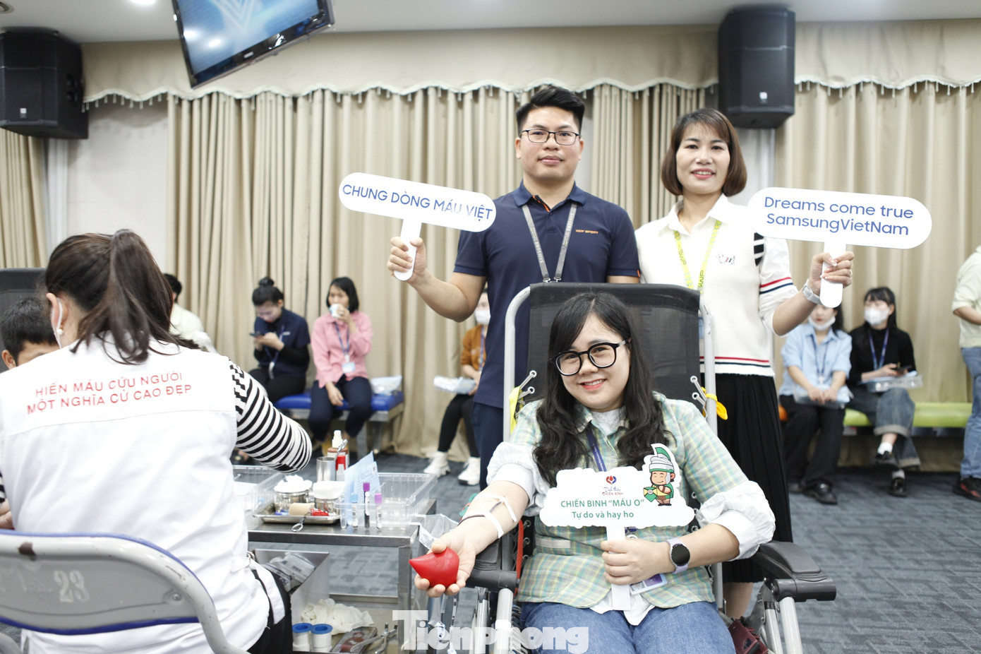 Chị Lê Thị Huệ hiến máu. Ảnh: Nguyễn Thắng Chị Lê Thị Huệ hiến máu. Ảnh: Nguyễn Thắng