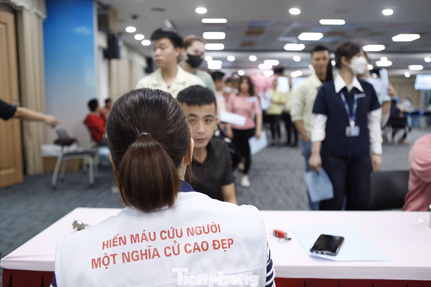 Nhân viên Cty TNHH Samsung Electronics Việt Nam đăng ký hiến máu. Ảnh: Nguyễn Thắng
