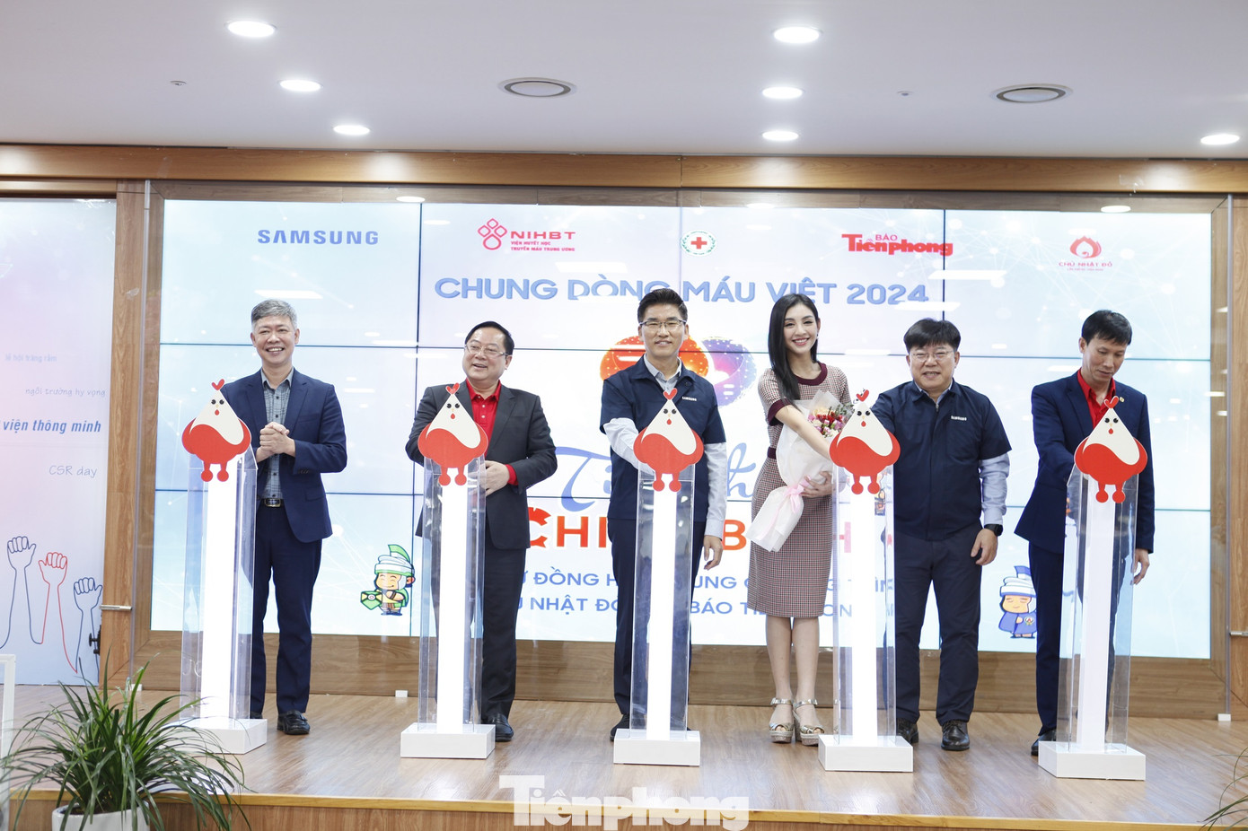Lãnh đạo Cty TNHH Samsung Electronics Việt Nam, Trung tâm máu Quốc gia, Báo Tiền Phong và Hội Chữ thập đỏ tỉnh Bắc Ninh ấn nút phát động chương trình hiến máu. Ảnh: Nguyễn Thắng Lãnh đạo Cty TNHH Samsung Electronics Việt Nam, Trung tâm máu Quốc gia, Báo Tiền Phong và Hội Chữ thập đỏ tỉnh Bắc Ninh ấn nút phát động chương trình hiến máu. Ảnh: Nguyễn Thắng