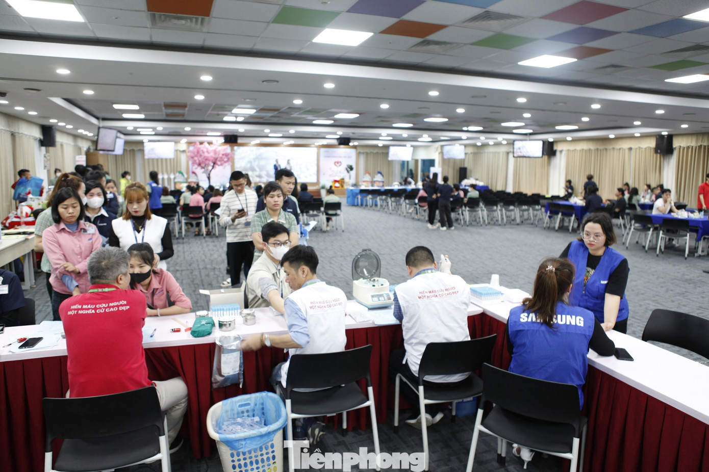 Nhân viên Cty TNHH Samsung Electronics Việt Nam tham gia Chủ Nhật Đỏ. Ảnh: Nguyễn Thắng Nhân viên Cty TNHH Samsung Electronics Việt Nam tham gia Chủ Nhật Đỏ. Ảnh: Nguyễn Thắng