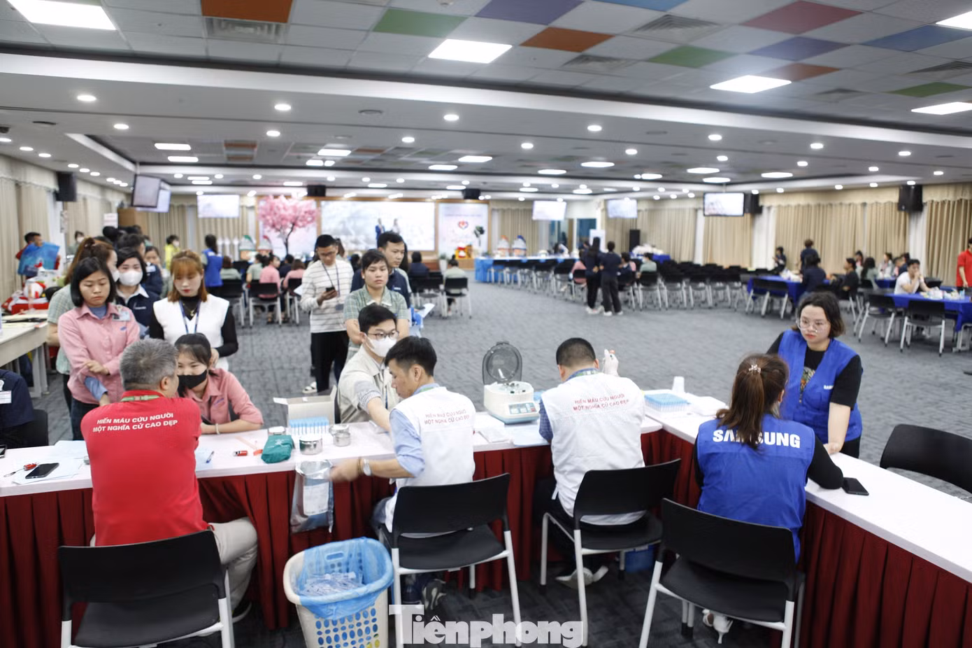 Nhân viên Cty TNHH Samsung Electronics Việt Nam tham gia Chủ Nhật Đỏ. Ảnh: Nguyễn Thắng