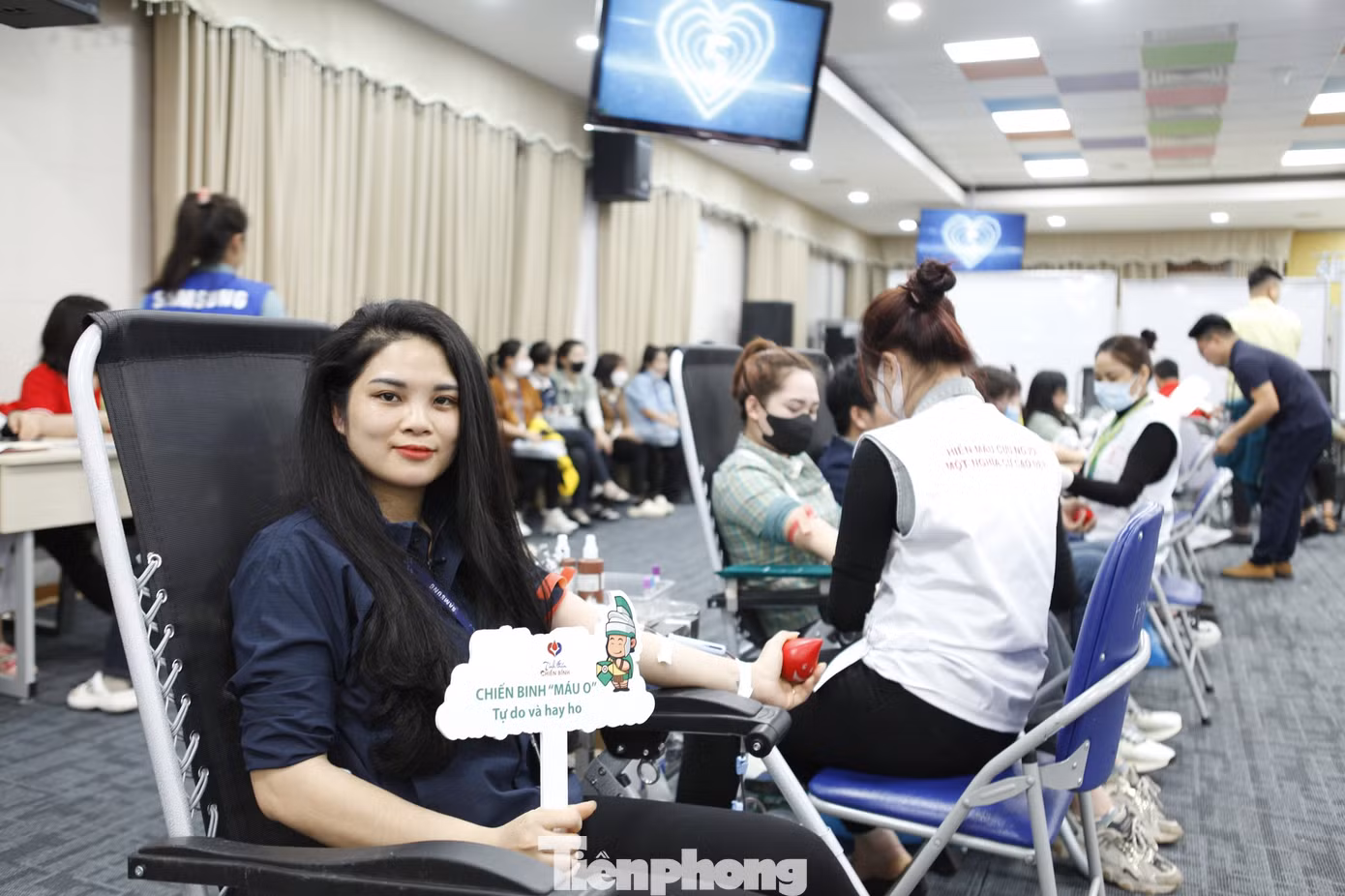 Nhân viên Cty Samsung Việt Nam hiến máu. Ảnh: Nguyễn Thắng