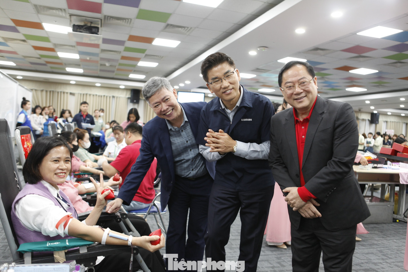 Lãnh đạo Cty TNHH Samsung Electronics Việt Nam, Trung tâm máu Quốc gia, Báo Tiền Phong động viên người tham gia hiến máu. Ảnh: Nguyễn Thắng Lãnh đạo Cty TNHH Samsung Electronics Việt Nam, Trung tâm máu Quốc gia, Báo Tiền Phong động viên người tham gia hiến máu. Ảnh: Nguyễn Thắng