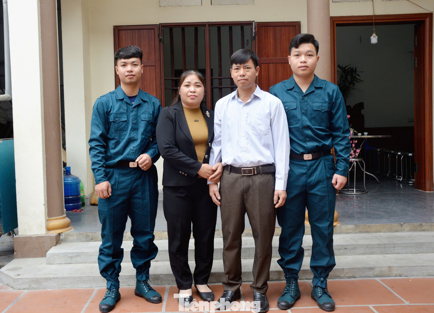 Đinh Văn Đức và Đinh Văn Huy cùng với bố mẹ. Đinh Văn Đức và Đinh Văn Huy cùng với bố mẹ.