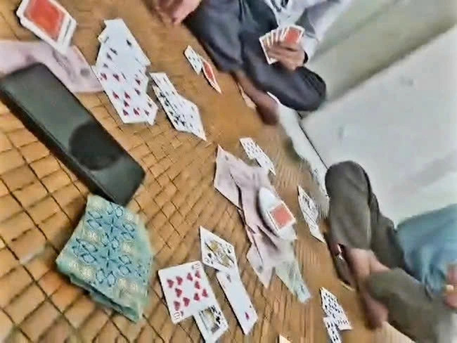 Hình ảnh trên mạng xã hội nghi ngờ một số lãnh đạo xã Long Châu đánh bài. Trên chiếu bài có hình ảnh giống tiền.