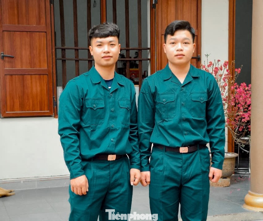 Đinh Văn Đức và Đinh Văn Huy cùng viết đơn nhập ngũ. Đinh Văn Đức và Đinh Văn Huy cùng viết đơn nhập ngũ.