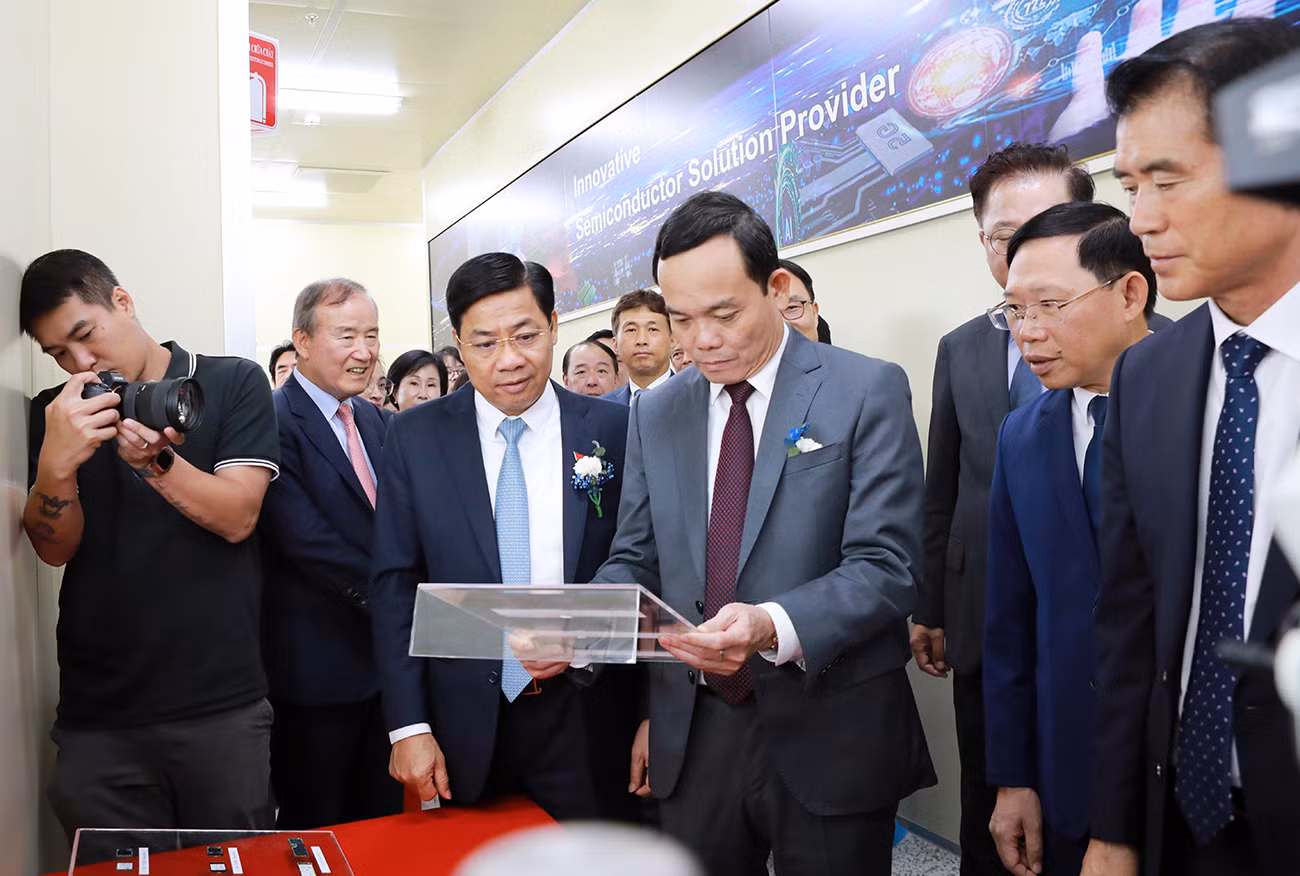Phó Thủ tướng Trần Lưu Quang và lãnh đạo tỉnh Bắc Giang dự khánh thành nhà máy sản xuất bán dẫn ở Khu công nghiệp Vân Trung (huyện Việt Yên, Bắc Giang).