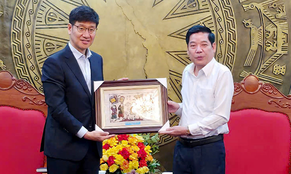 Bí thư Tỉnh ủy Bắc Ninh Nguyễn Văn Gấu (áo trắng) tặng sản phẩm làng nghề Bắc Ninh cho lãnh đạo Tập đoàn Samsung Việt Nam.