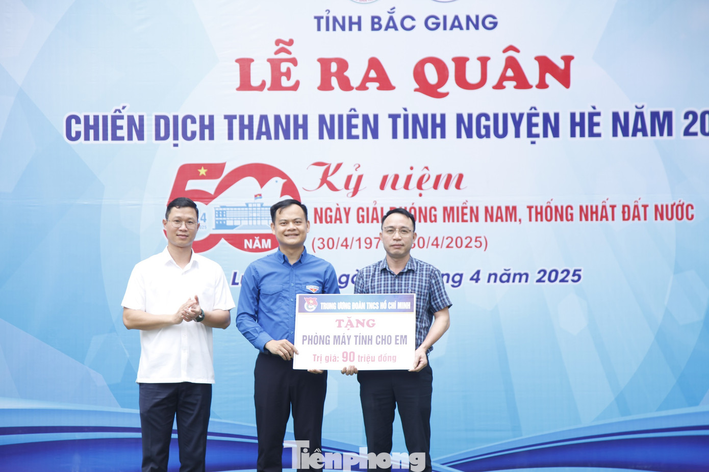 Ông Thân Trung Kiên - Bí thư Huyện ủy Lục Nam (áo trắng) và Phó Bí thư Tỉnh Đoàn Bắc Giang Bùi Văn Hoàng tặng máy tính cho trường học. Ảnh: Nguyễn Thắng