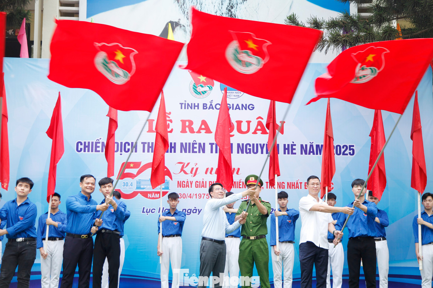 Lãnh đạo Huyện ủy Lục Nam và Tỉnh Đoàn Bắc Giang phát động Chiến dịch Thanh niên tình nguyện hè. Ảnh: Nguyễn Thắng